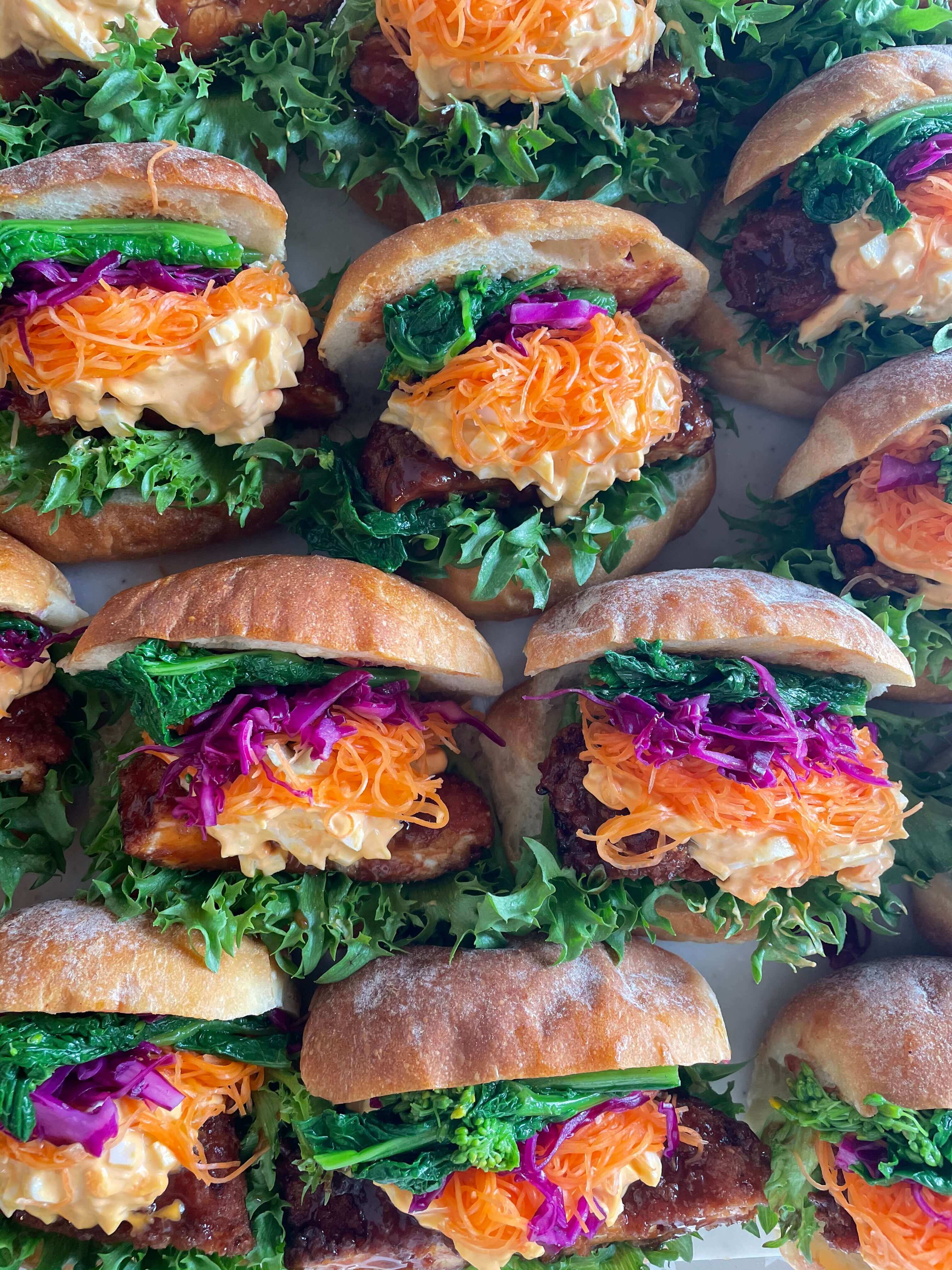 菜の花とタルタルのキャラフルチキンカツサンド